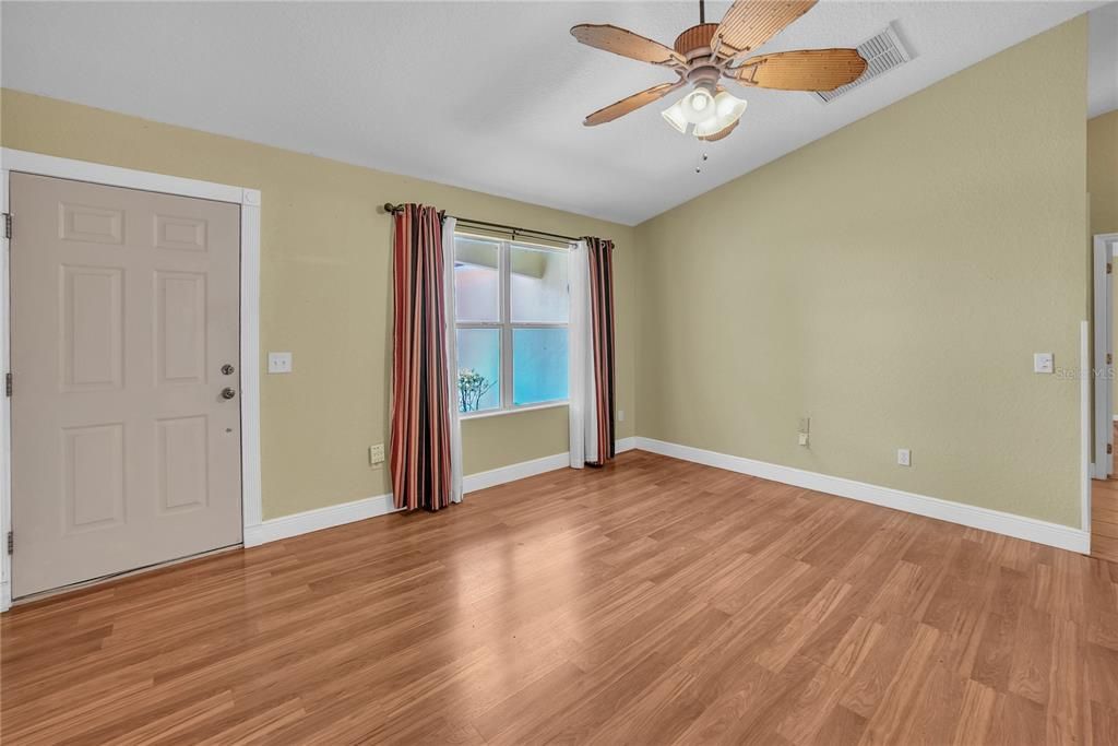 For Sale: $300,000 (3 beds, 2 baths, 1392 Square Feet)