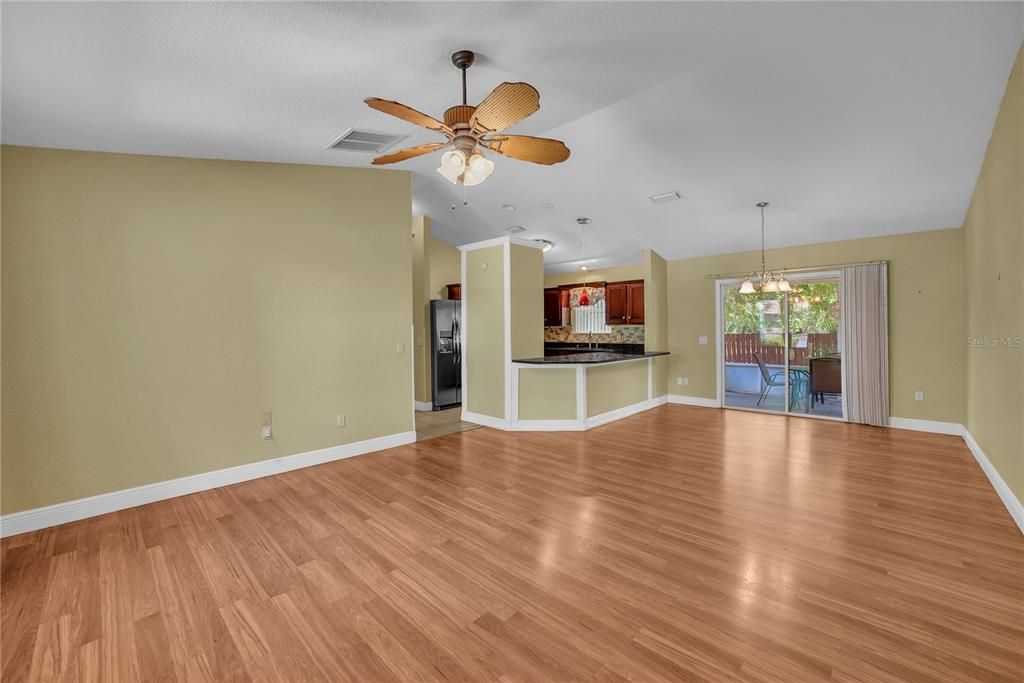 For Sale: $300,000 (3 beds, 2 baths, 1392 Square Feet)