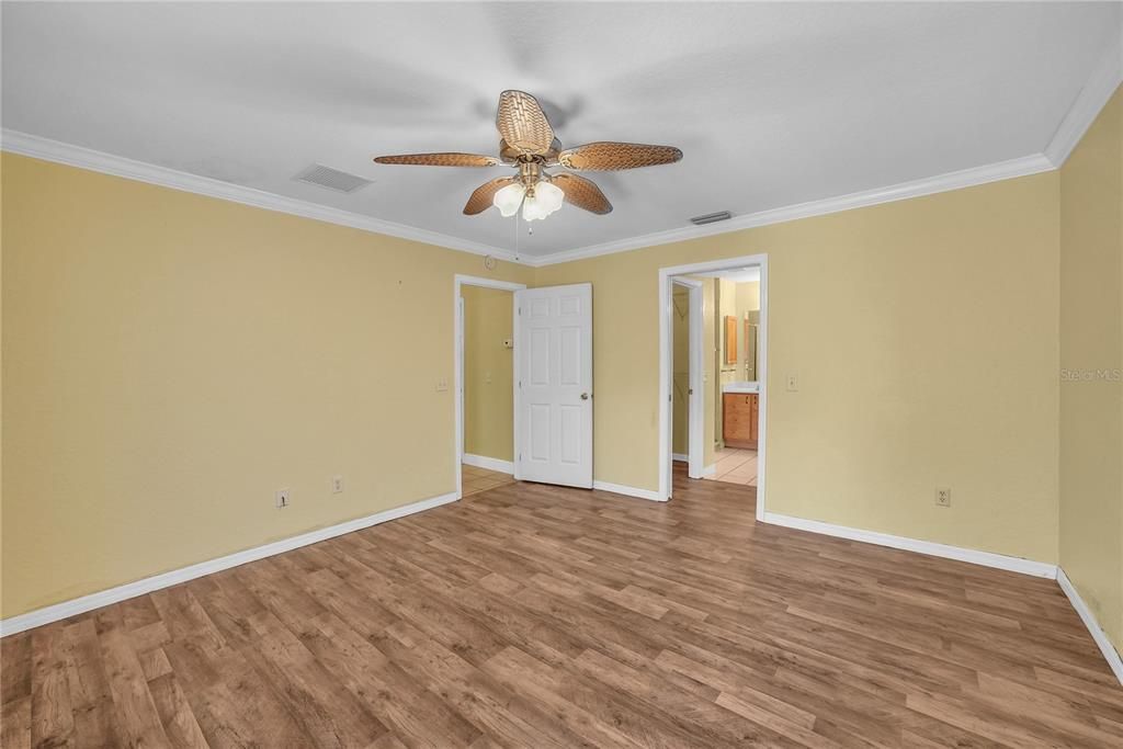 For Sale: $300,000 (3 beds, 2 baths, 1392 Square Feet)
