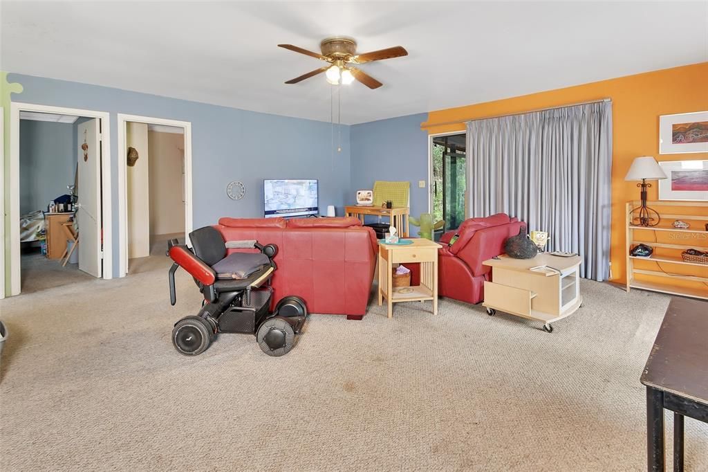 For Sale: $174,900 (2 beds, 1 baths, 896 Square Feet)