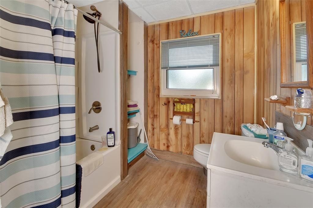 For Sale: $174,900 (2 beds, 1 baths, 896 Square Feet)