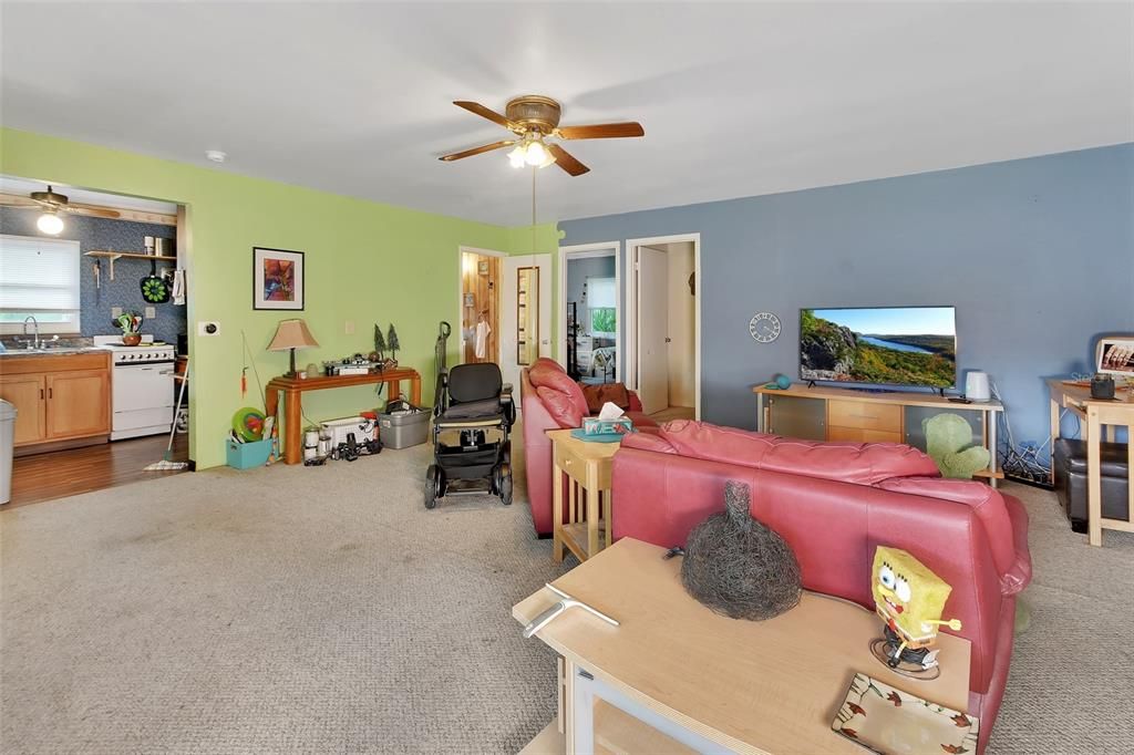 For Sale: $174,900 (2 beds, 1 baths, 896 Square Feet)