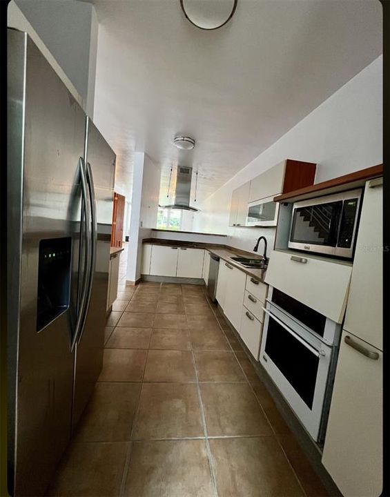 En Venta: $435,000 (4 camas, 3 baños, 2700 Pies cuadrados)