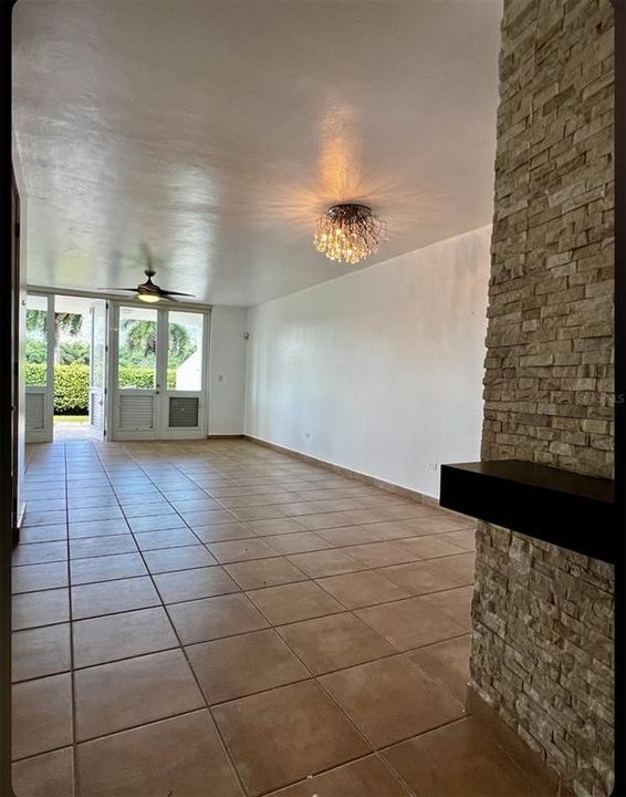 En Venta: $435,000 (4 camas, 3 baños, 2700 Pies cuadrados)