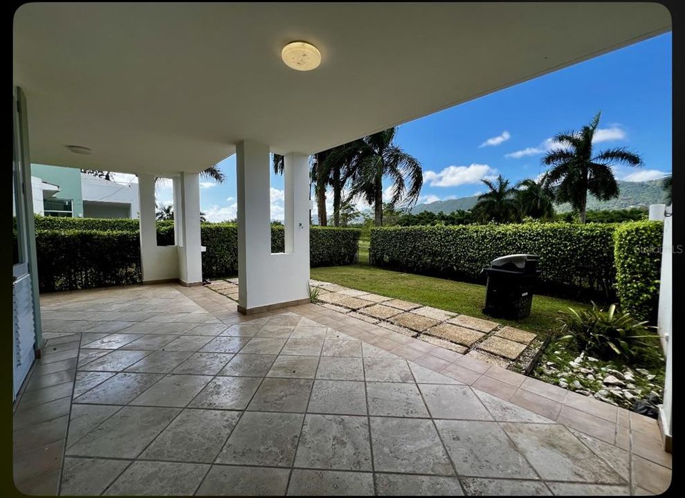 En Venta: $435,000 (4 camas, 3 baños, 2700 Pies cuadrados)