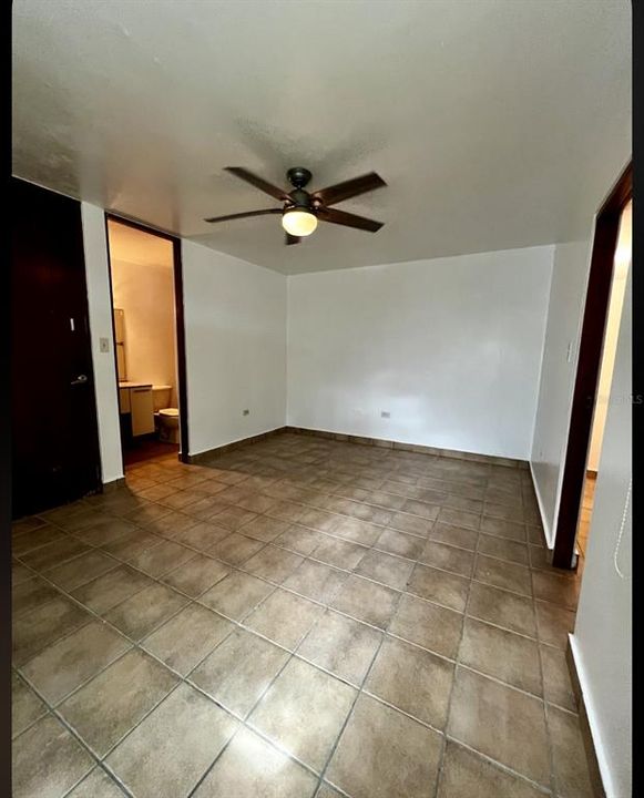 En Venta: $435,000 (4 camas, 3 baños, 2700 Pies cuadrados)
