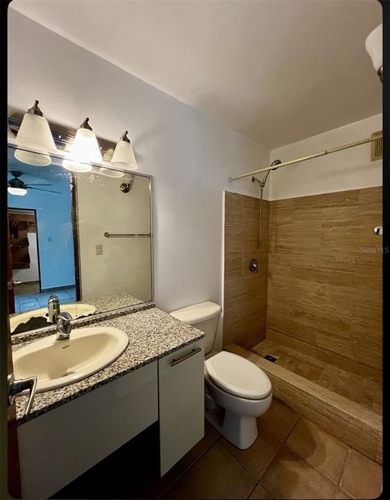 En Venta: $435,000 (4 camas, 3 baños, 2700 Pies cuadrados)