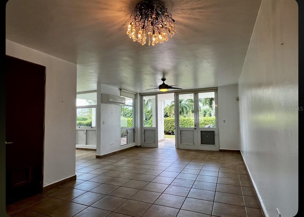 En Venta: $435,000 (4 camas, 3 baños, 2700 Pies cuadrados)
