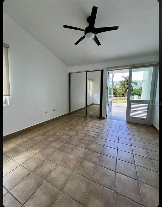 En Venta: $435,000 (4 camas, 3 baños, 2700 Pies cuadrados)