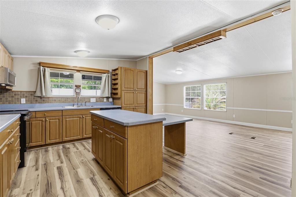 For Sale: $199,000 (3 beds, 2 baths, 1678 Square Feet)