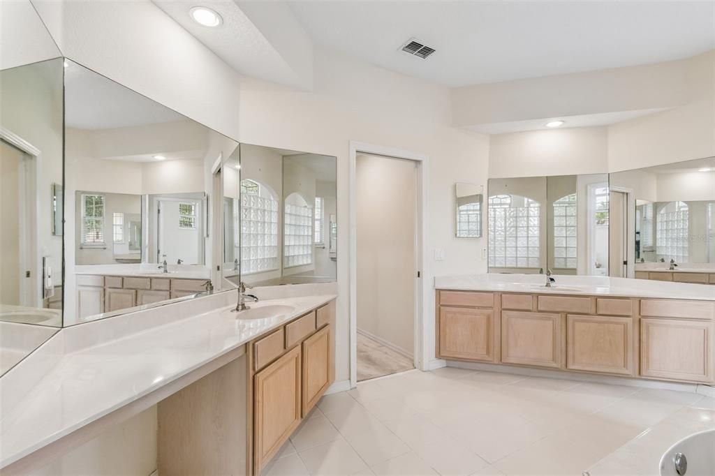 Activo con contrato: $725,000 (4 camas, 3 baños, 2745 Pies cuadrados)