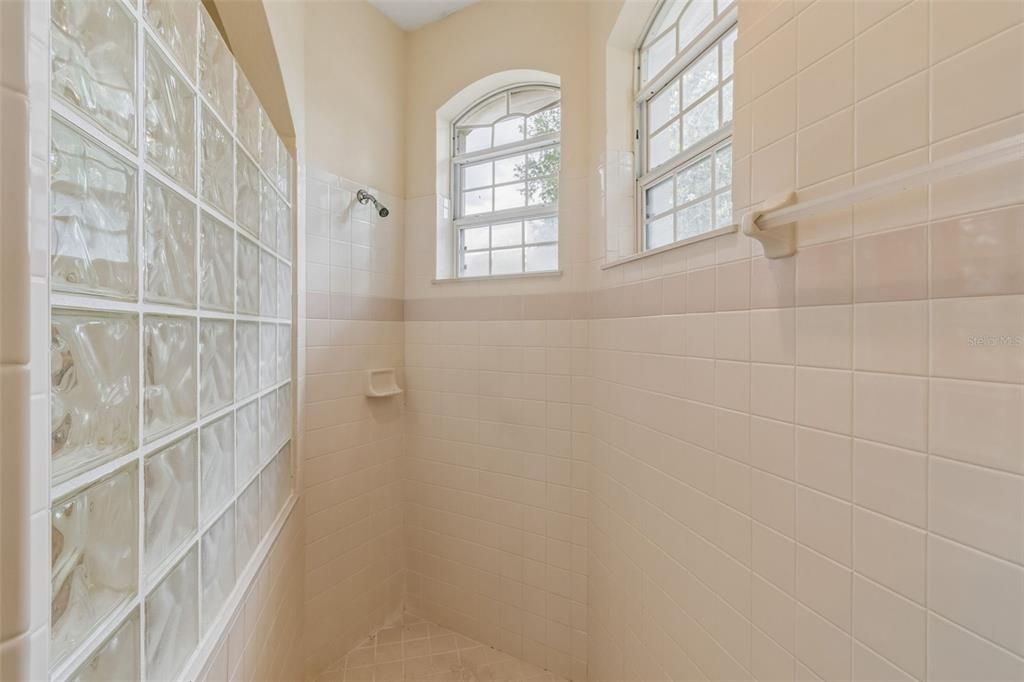 Activo con contrato: $725,000 (4 camas, 3 baños, 2745 Pies cuadrados)
