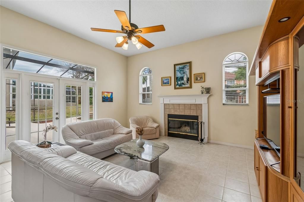 Activo con contrato: $725,000 (4 camas, 3 baños, 2745 Pies cuadrados)