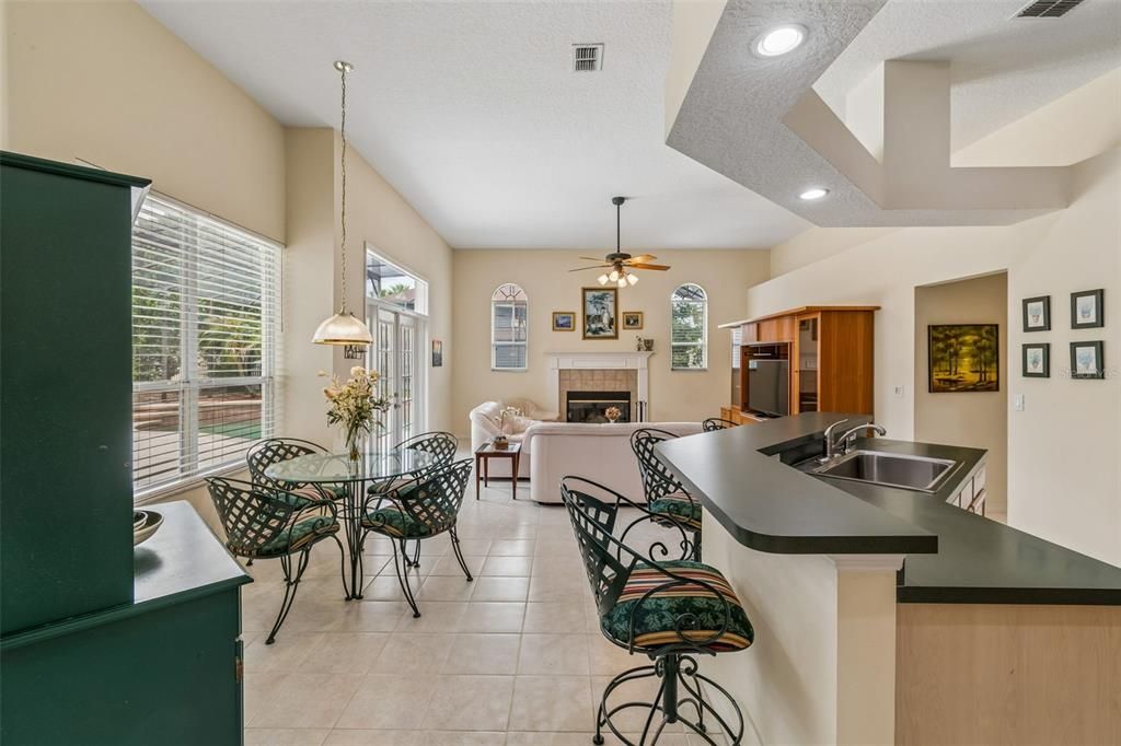Activo con contrato: $725,000 (4 camas, 3 baños, 2745 Pies cuadrados)