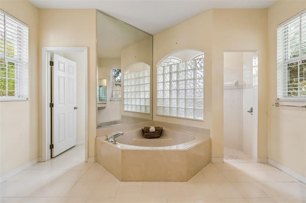Activo con contrato: $725,000 (4 camas, 3 baños, 2745 Pies cuadrados)