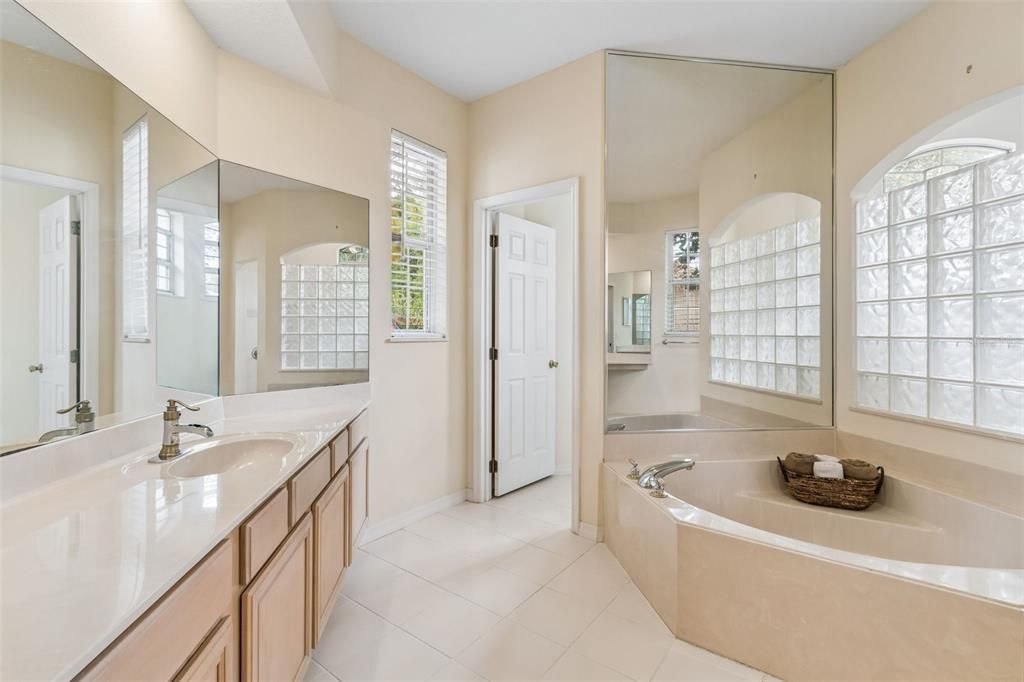 Activo con contrato: $725,000 (4 camas, 3 baños, 2745 Pies cuadrados)
