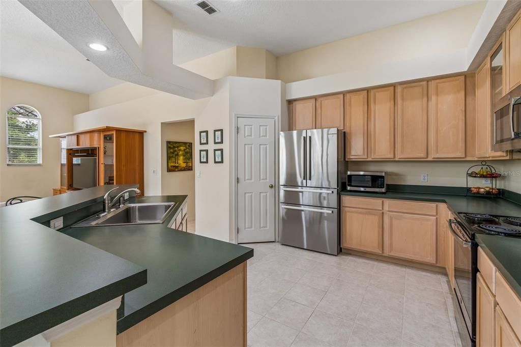 Activo con contrato: $725,000 (4 camas, 3 baños, 2745 Pies cuadrados)