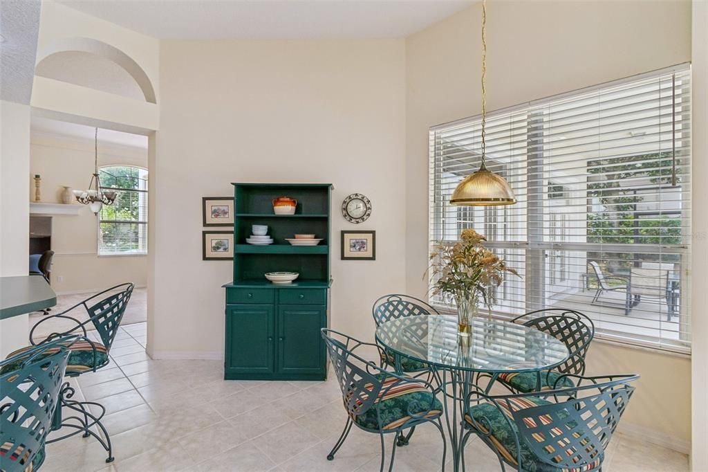 Activo con contrato: $725,000 (4 camas, 3 baños, 2745 Pies cuadrados)