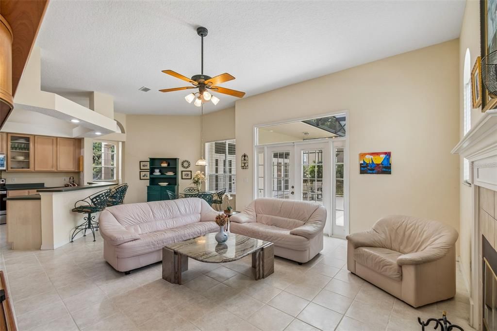 Activo con contrato: $725,000 (4 camas, 3 baños, 2745 Pies cuadrados)
