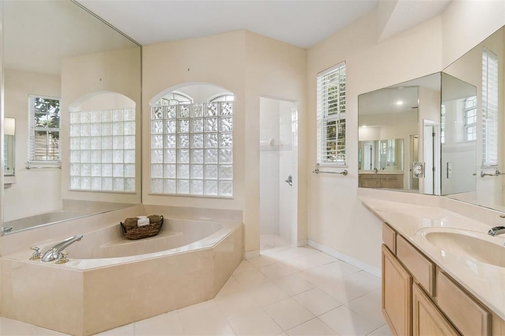 Activo con contrato: $725,000 (4 camas, 3 baños, 2745 Pies cuadrados)