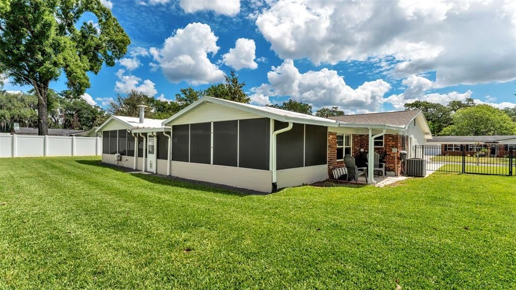 Activo con contrato: $380,000 (3 camas, 2 baños, 1669 Pies cuadrados)