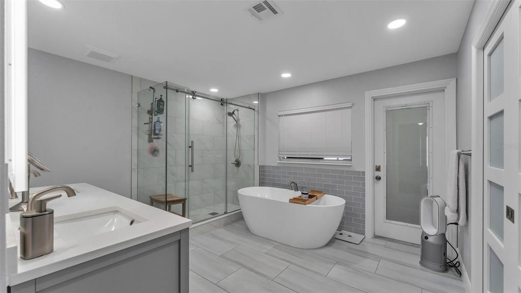 Activo con contrato: $380,000 (3 camas, 2 baños, 1669 Pies cuadrados)