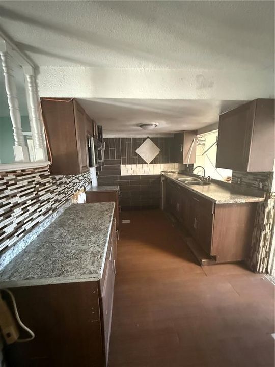 Под контрактом: $235,000 (2 спален, 3 ванн, 1734 Квадратных фут)