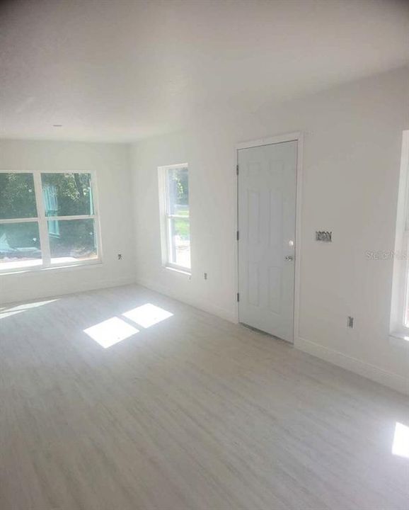 For Sale: $225,000 (3 beds, 2 baths, 1070 Square Feet)