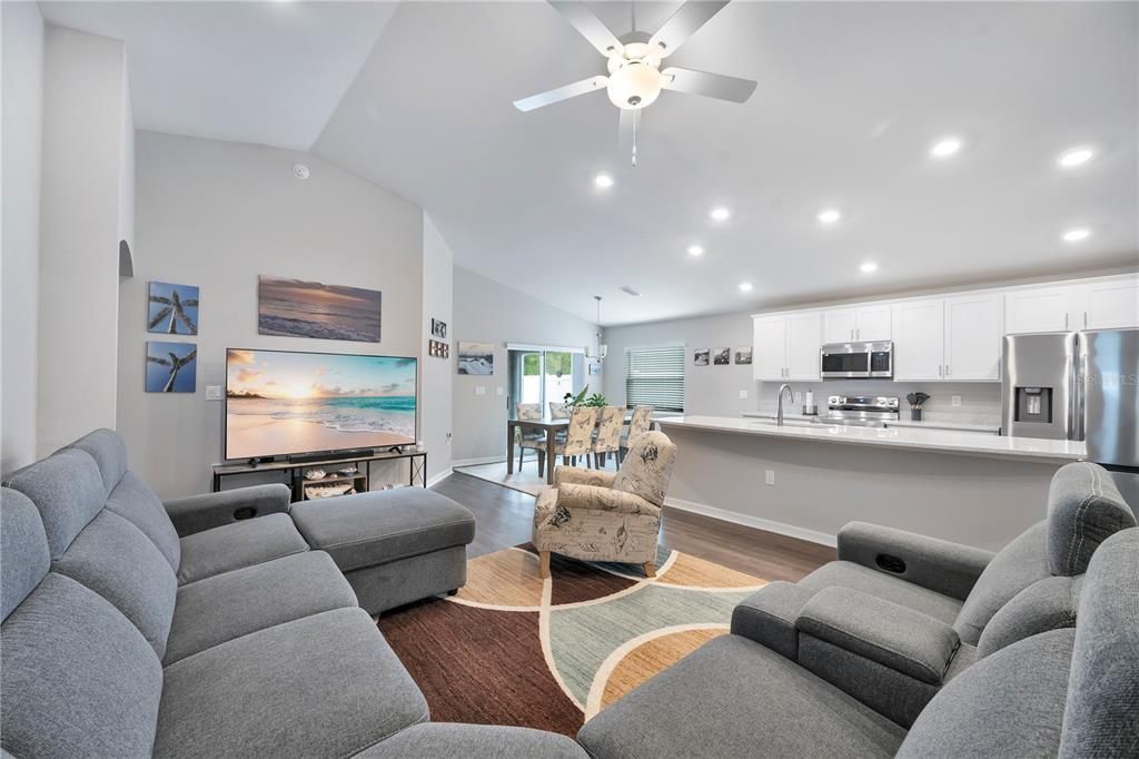 For Sale: $299,999 (3 beds, 2 baths, 1594 Square Feet)