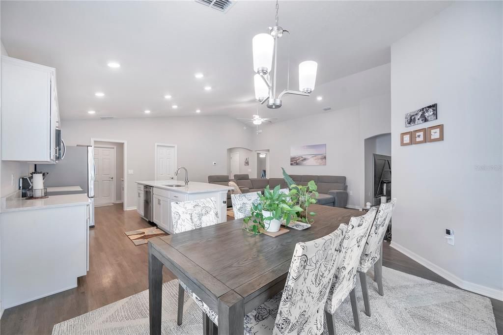 For Sale: $299,999 (3 beds, 2 baths, 1594 Square Feet)