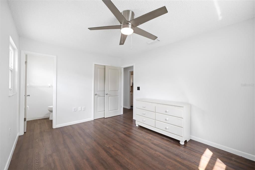 For Sale: $189,000 (2 beds, 1 baths, 880 Square Feet)