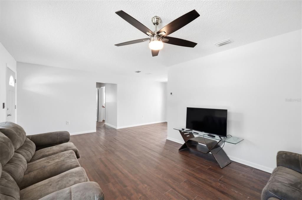 For Sale: $189,000 (2 beds, 1 baths, 880 Square Feet)