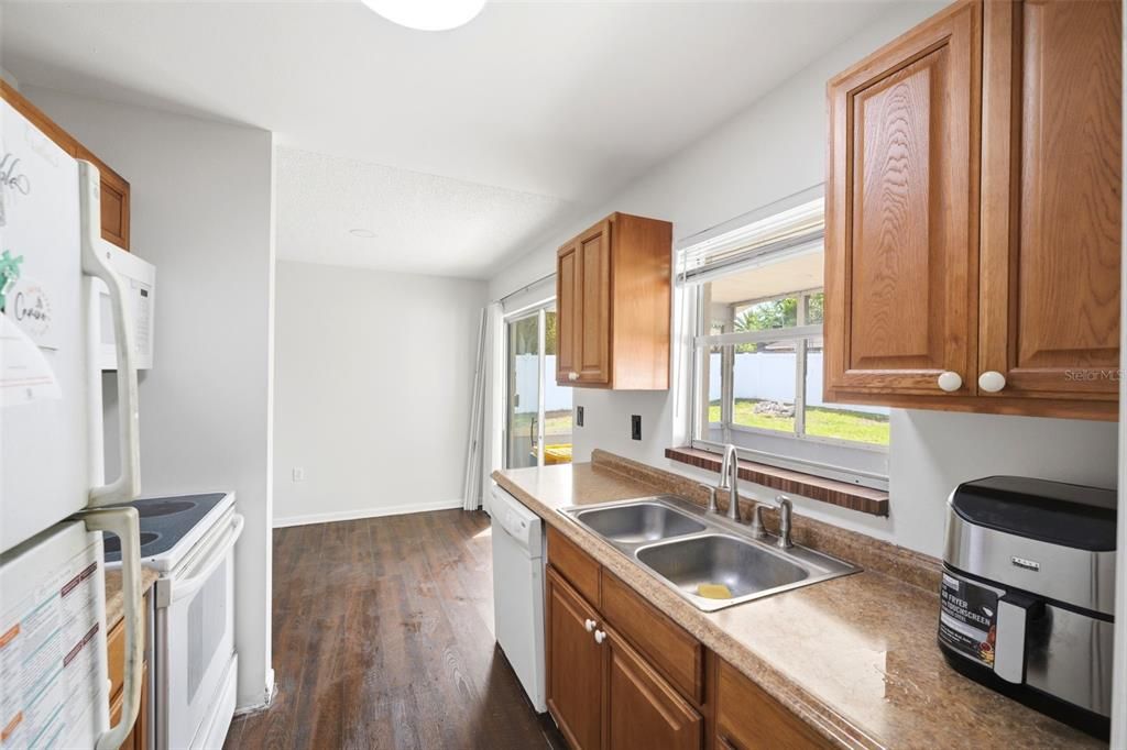 For Sale: $189,000 (2 beds, 1 baths, 880 Square Feet)