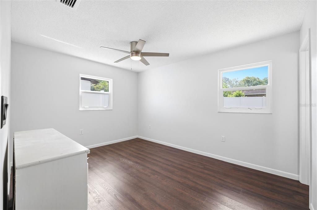 For Sale: $189,000 (2 beds, 1 baths, 880 Square Feet)