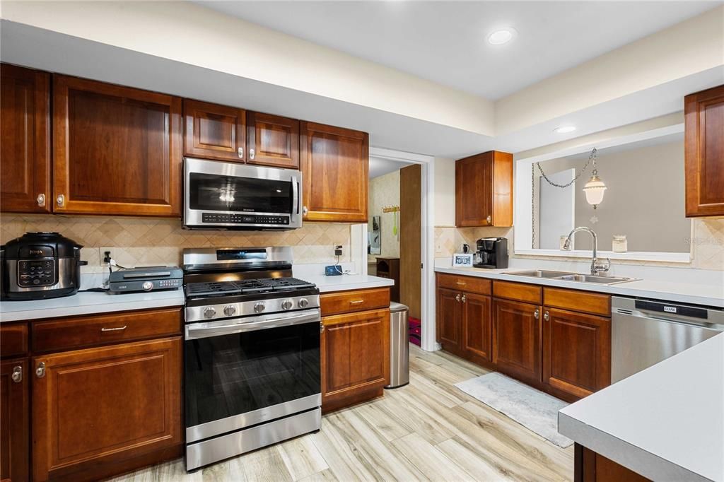 Active With Contract: $449,000 (3 beds, 2 baths, 2207 Square Feet)