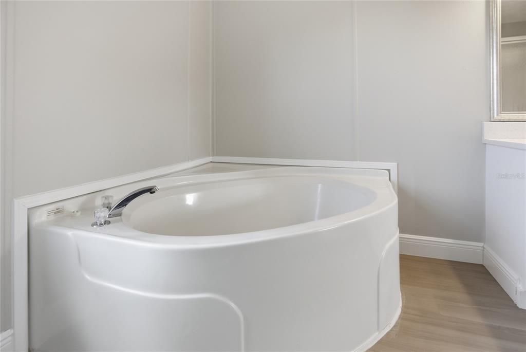 Activo con contrato: $324,900 (4 camas, 2 baños, 1782 Pies cuadrados)