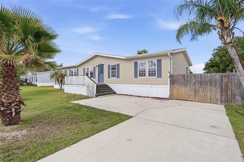 Activo con contrato: $324,900 (4 camas, 2 baños, 1782 Pies cuadrados)