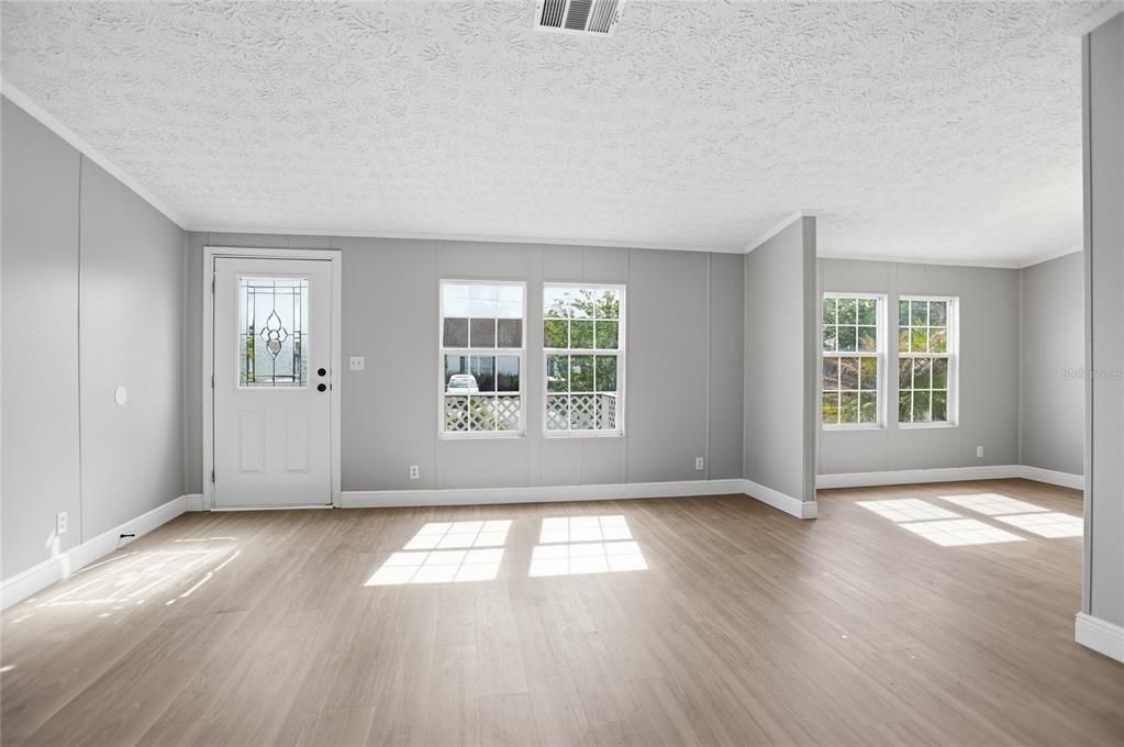 Activo con contrato: $324,900 (4 camas, 2 baños, 1782 Pies cuadrados)