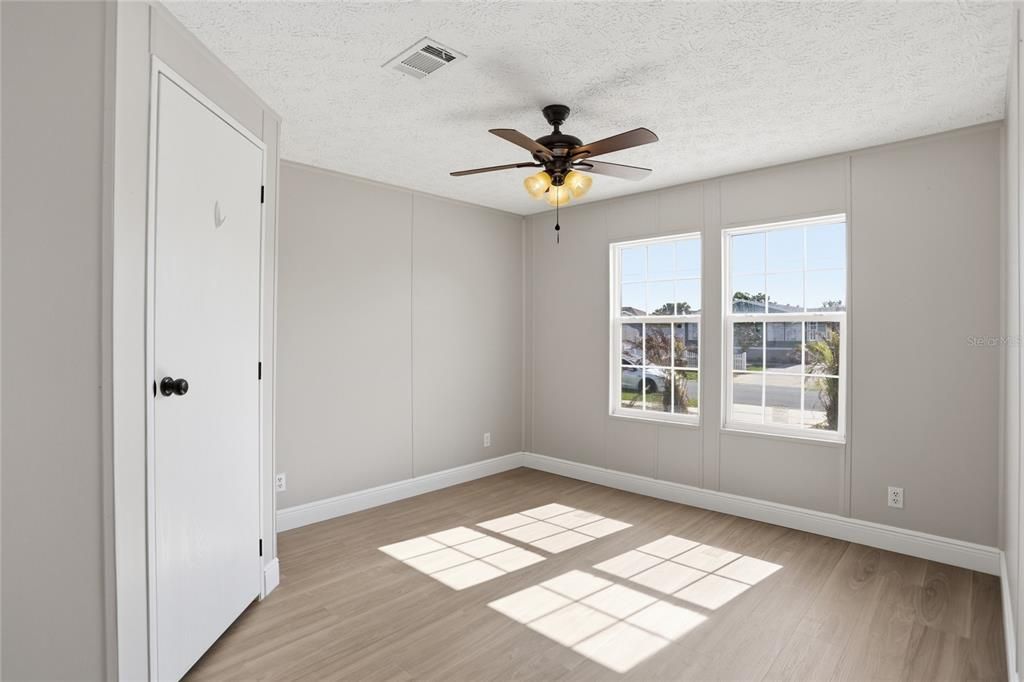 Activo con contrato: $324,900 (4 camas, 2 baños, 1782 Pies cuadrados)