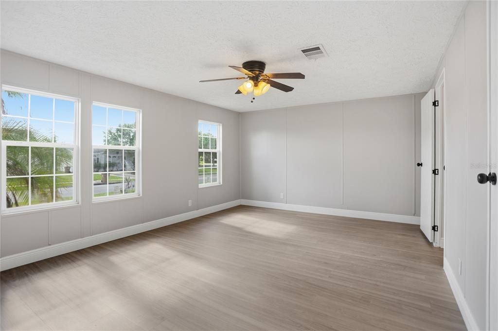 Activo con contrato: $324,900 (4 camas, 2 baños, 1782 Pies cuadrados)