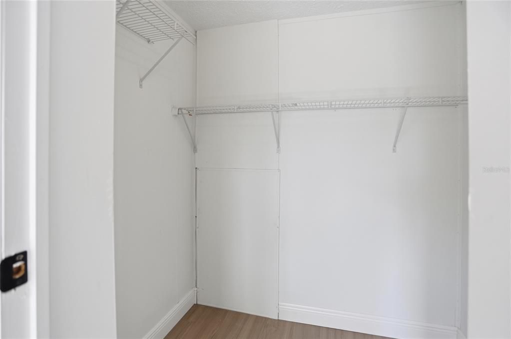 Activo con contrato: $324,900 (4 camas, 2 baños, 1782 Pies cuadrados)