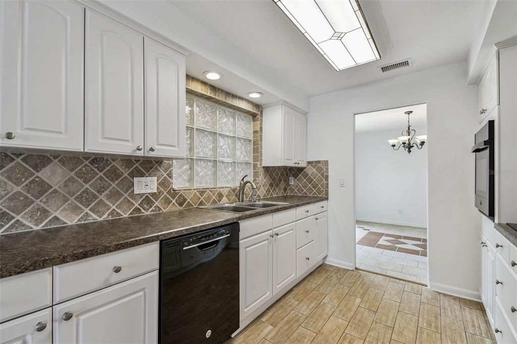Под контрактом: $475,000 (3 спален, 3 ванн, 1826 Квадратных фут)