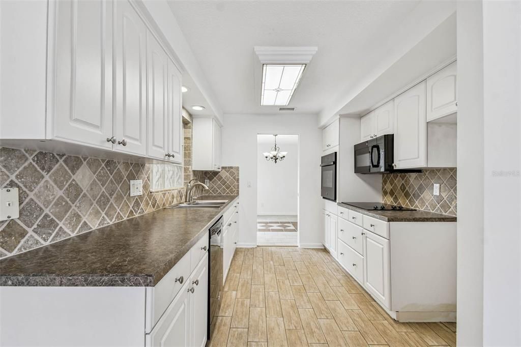 Под контрактом: $475,000 (3 спален, 3 ванн, 1826 Квадратных фут)