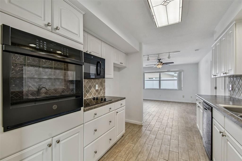 Под контрактом: $475,000 (3 спален, 3 ванн, 1826 Квадратных фут)