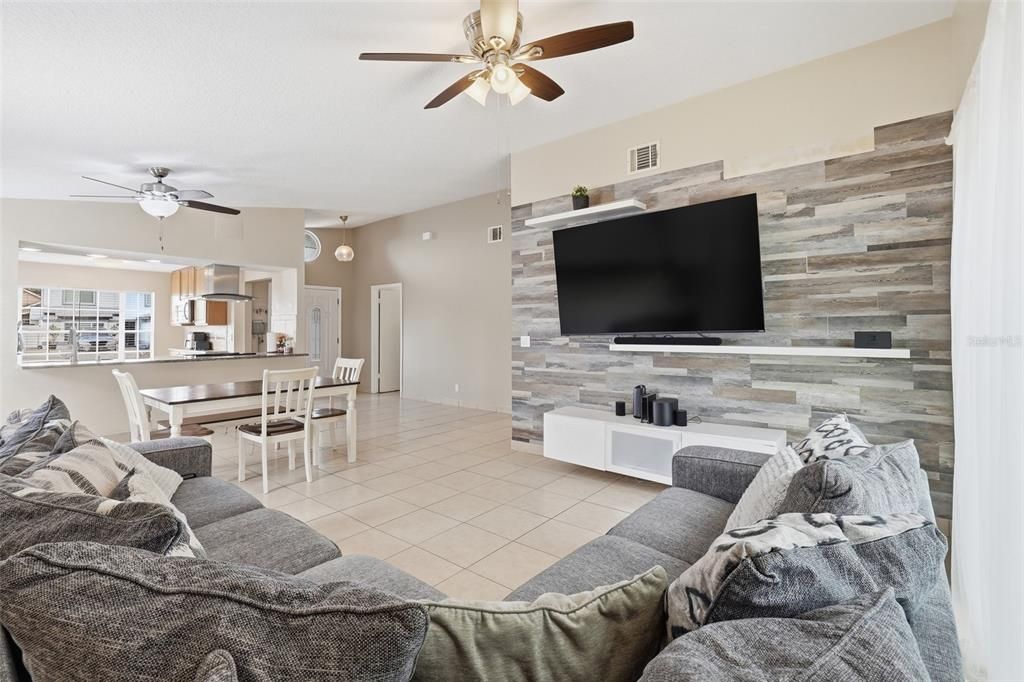 Activo con contrato: $359,990 (3 camas, 2 baños, 1410 Pies cuadrados)