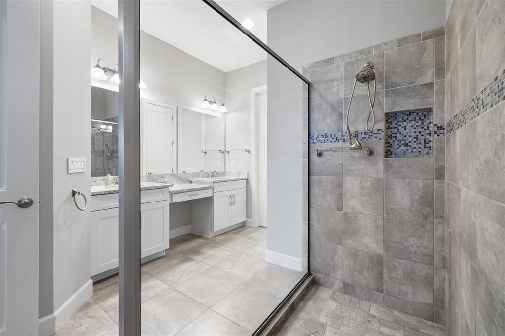 En Venta: $699,900 (3 camas, 3 baños, 2379 Pies cuadrados)