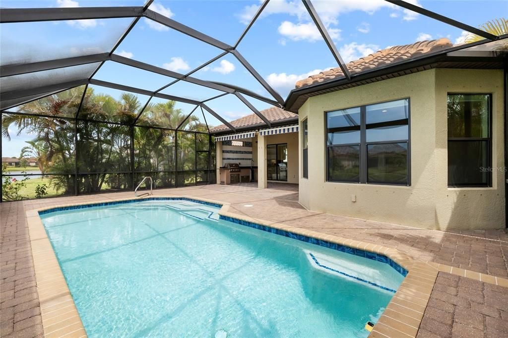 En Venta: $699,900 (3 camas, 3 baños, 2379 Pies cuadrados)