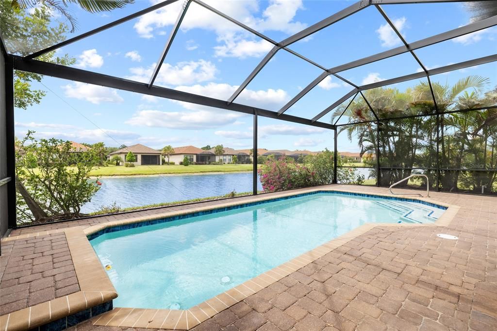 En Venta: $699,900 (3 camas, 3 baños, 2379 Pies cuadrados)