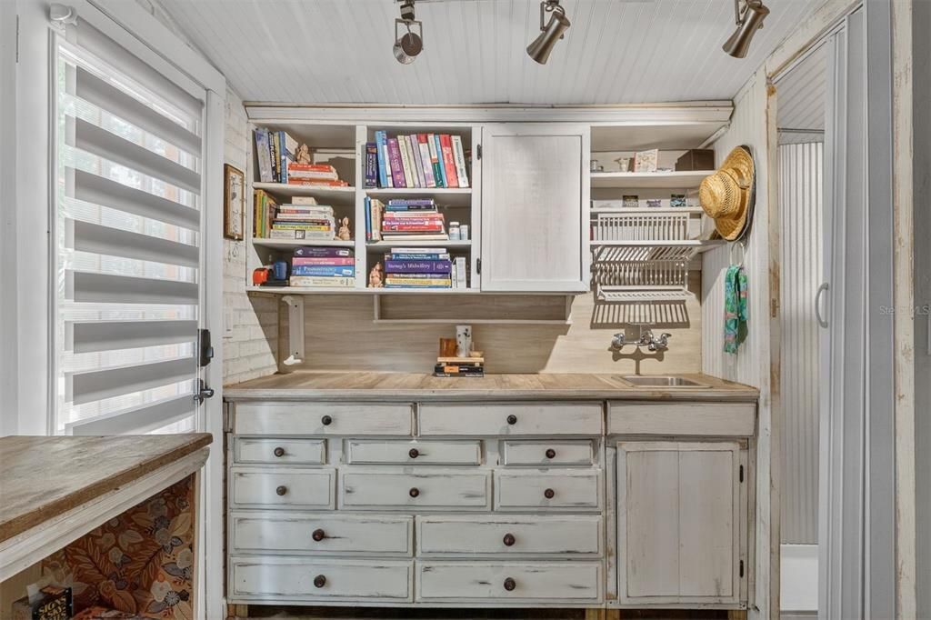 Active With Contract: $249,000 (3 beds, 2 baths, 832 Square Feet)
