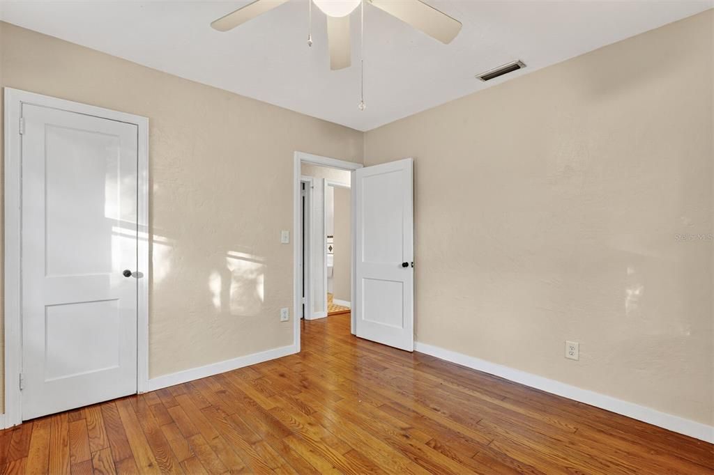 For Sale: $274,400 (3 beds, 1 baths, 1240 Square Feet)